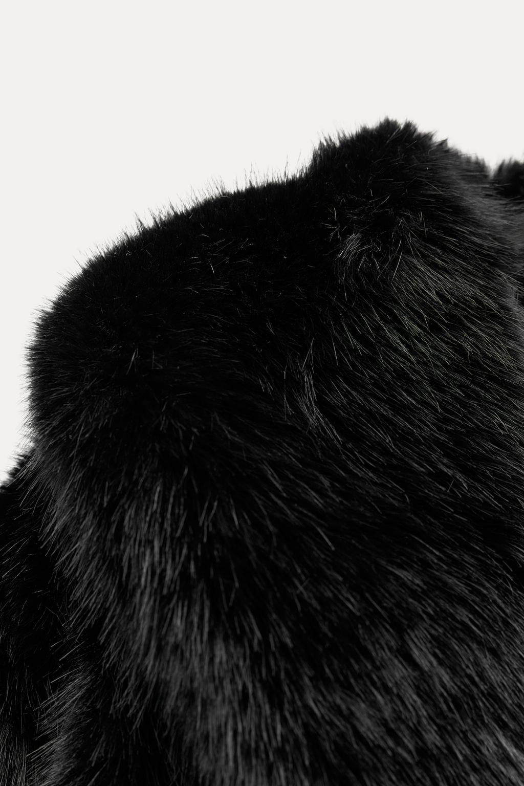 Veste courte en fausse fourrure