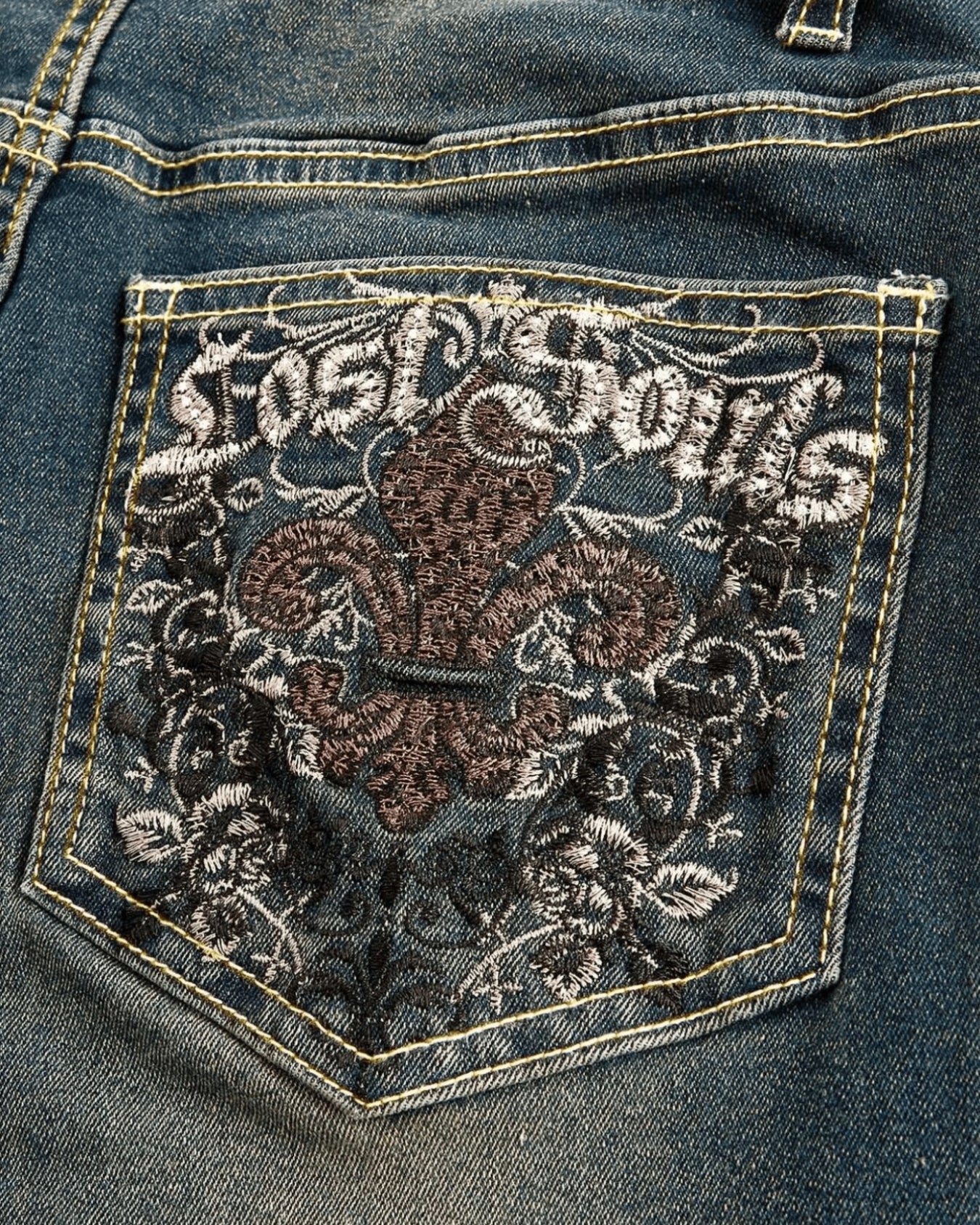 Jean droit déchiré