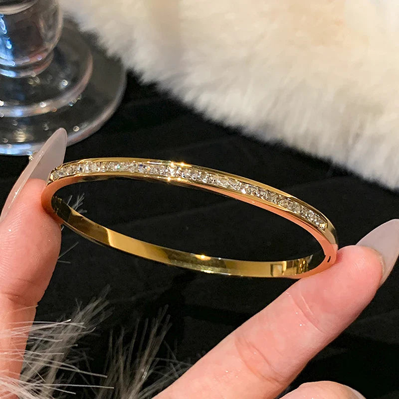 Klassisches Armband mit Perlmutt- und Zirkonia-Detail
