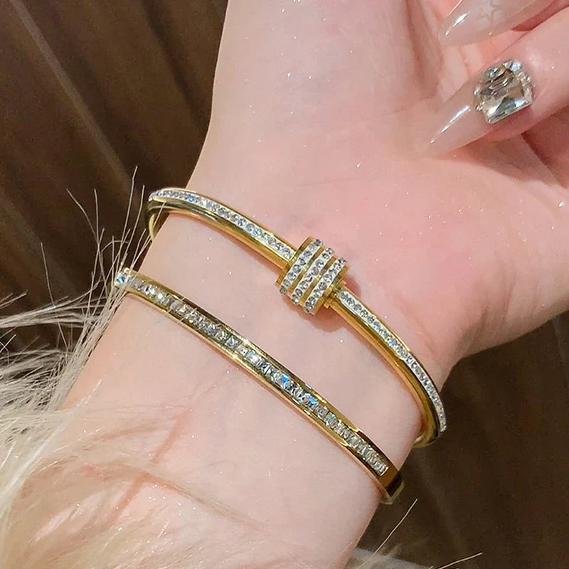 Klassisches Armband mit Perlmutt- und Zirkonia-Detail