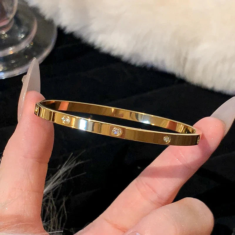 Klassisches Armband mit Perlmutt- und Zirkonia-Detail