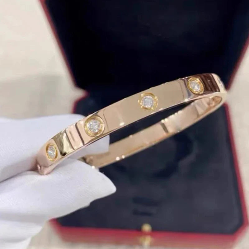 Klassisches Armband mit Perlmutt- und Zirkonia-Detail