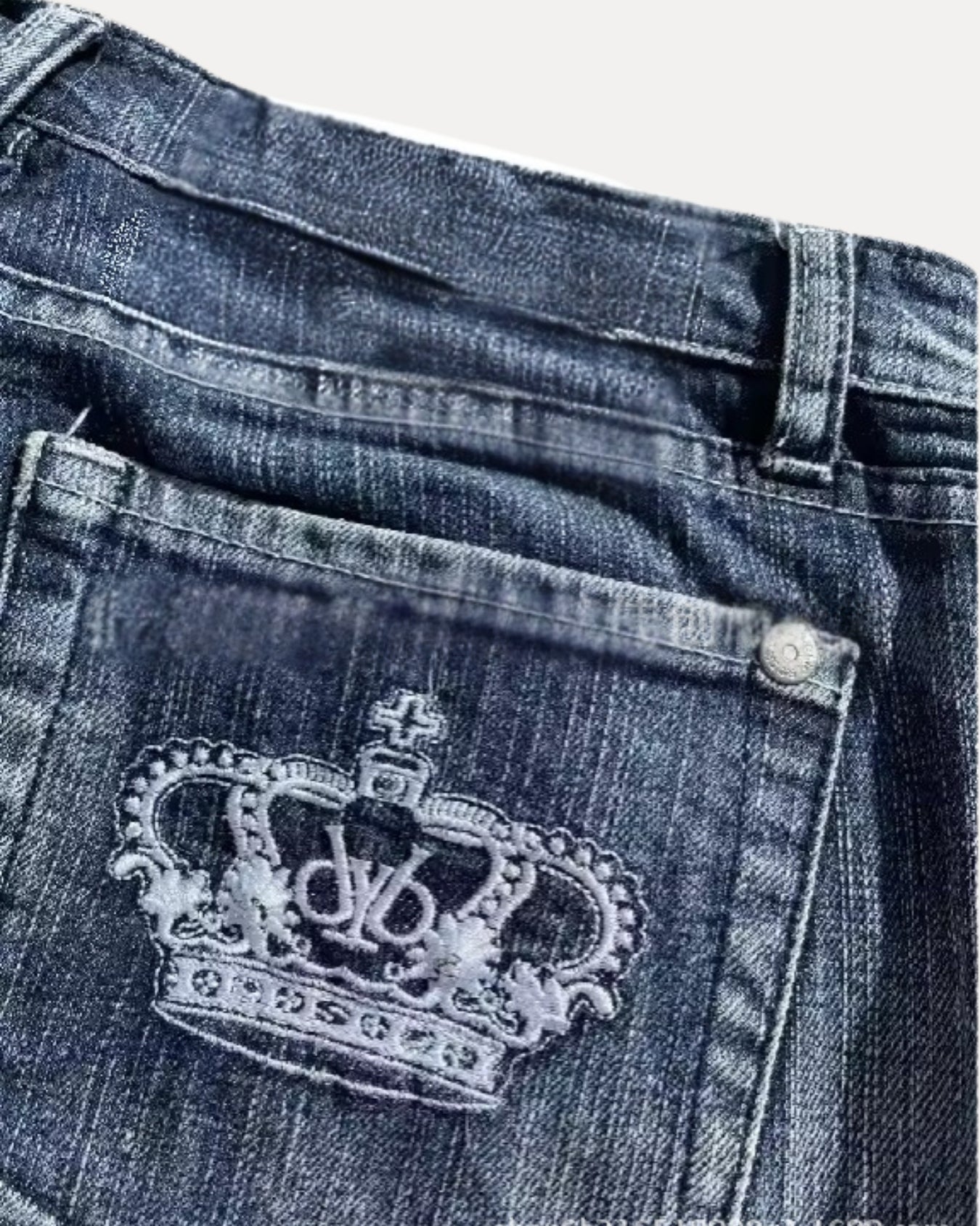 Jean droit déchiré