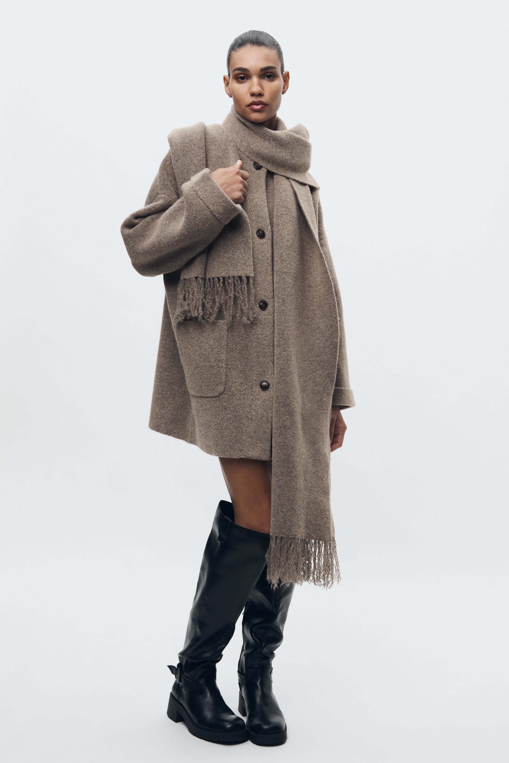 MANTEAU COURT EN MAILLE AVEC ÉCHARPE