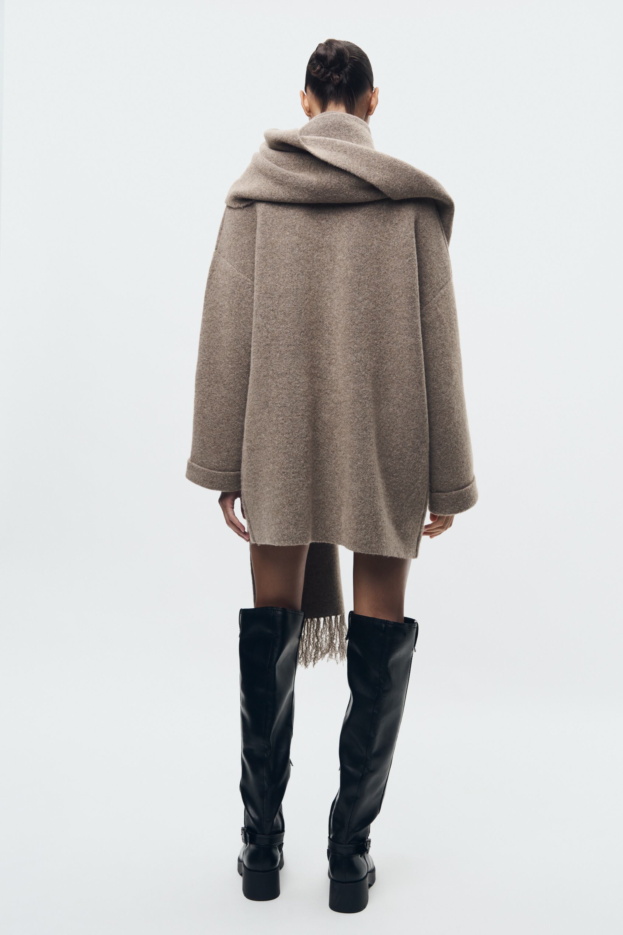 MANTEAU COURT EN MAILLE AVEC ÉCHARPE