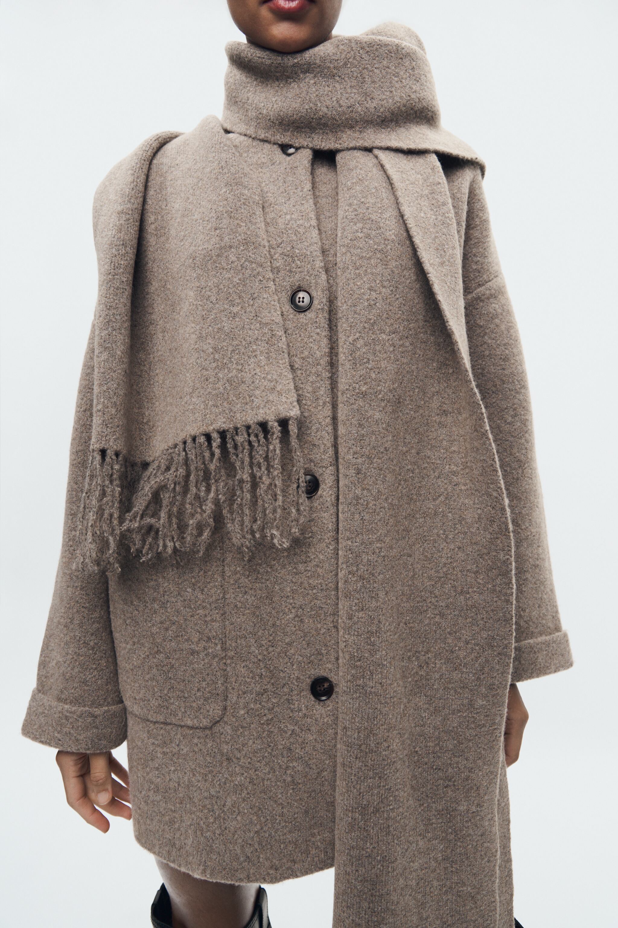 MANTEAU COURT EN MAILLE AVEC ÉCHARPE