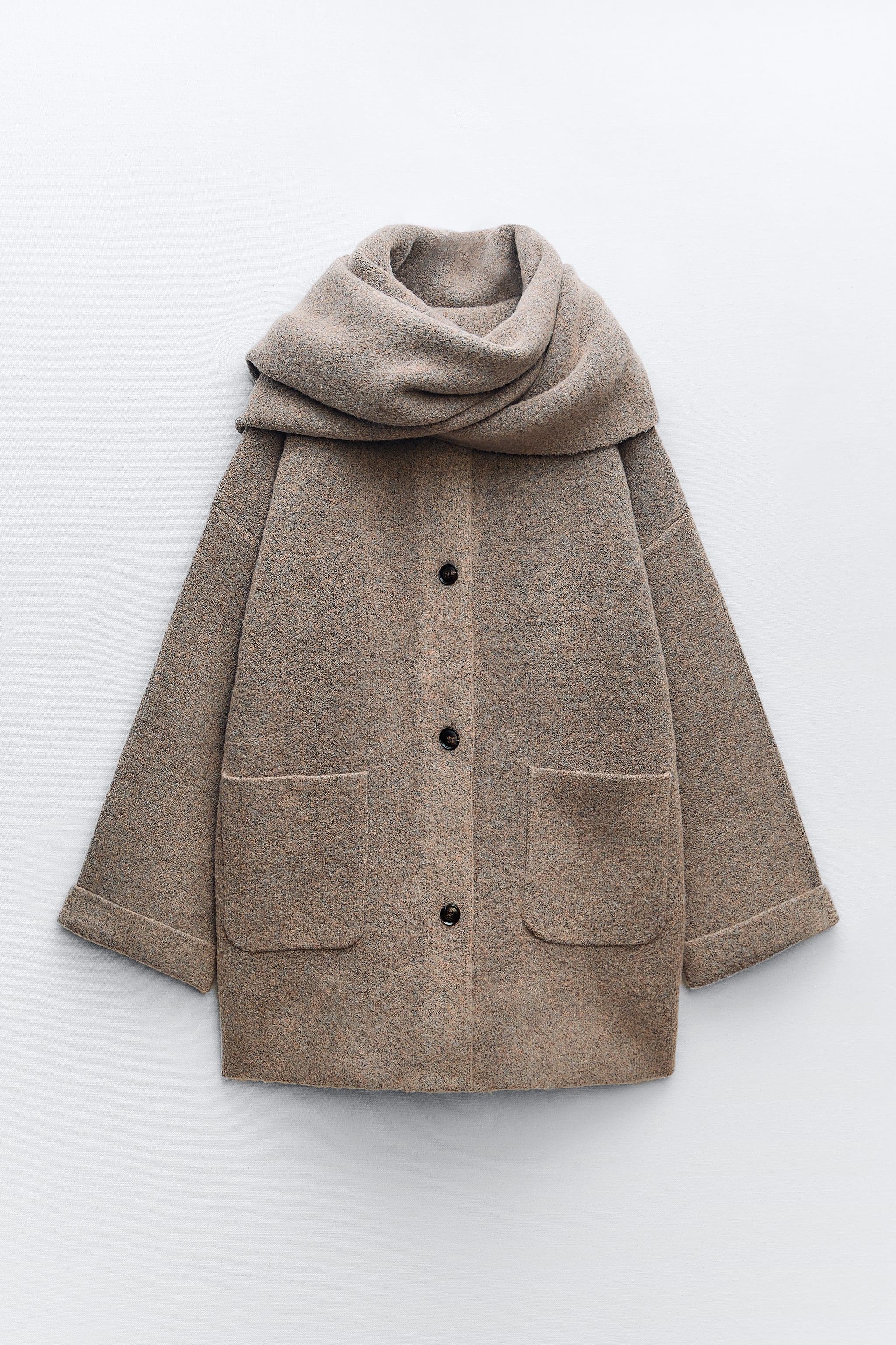MANTEAU COURT EN MAILLE AVEC ÉCHARPE