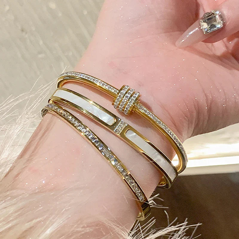 Bracelet classique avec détails en nacre et zircone